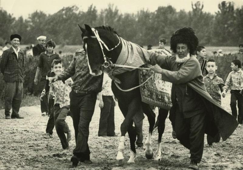 Победитель соревнований на приз открытия сезона, 1 апреля 1977 - 1 мая 1977, Туркменская ССР, Ашхабадская обл., колхоз «Социализм»