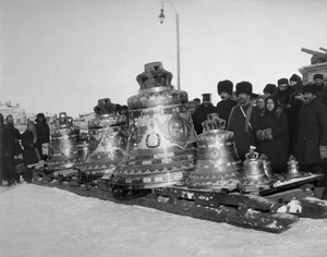 Колокола храма Христа Спасителя, отлитые в память 300-летия Уральского казачьего войска, 1907 год, г. Екатеринбург. Выставка «Казаки» с этой фотографией.