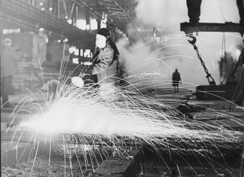 Фото "Идет зачистка слябов в обжимном цехе", 1975 год, г. Череповец и ...