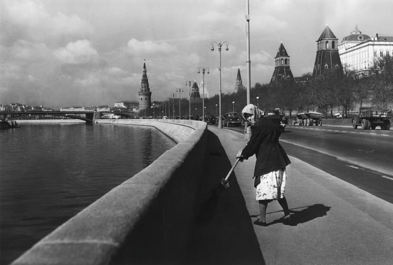 Из серии «Дворники Москвы», 1950-е, г. Москва. Выставки «Утро в городе» и&nbsp;&nbsp;«10 фотографий: дворники» с этим снимком.
