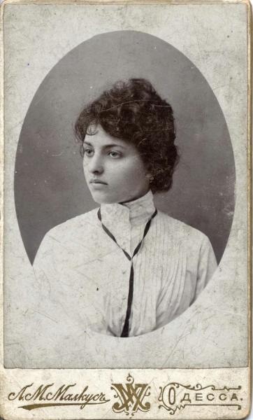 Портрет девушки в светлом платье, 1904 год, Херсонская губ., Одесский у., г. Одесса