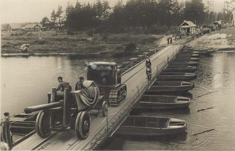 Переправа по временному мосту, 1944 год