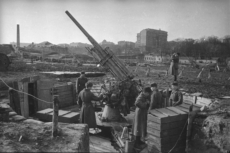 Артиллеристы вокруг зенитной установки, 1942 год, г. Москва