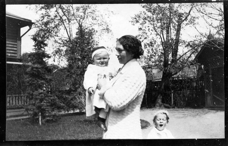 Женщина с детьми, 1913 год