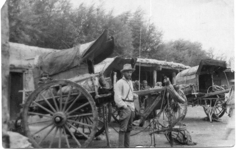 Мужчина возле арбы, 1910-е