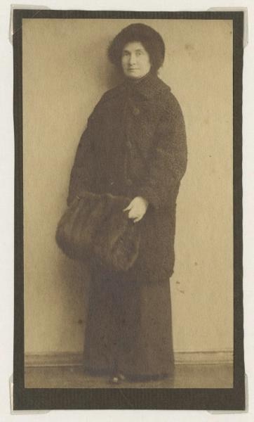 Женщина с муфтой, 1910-е
