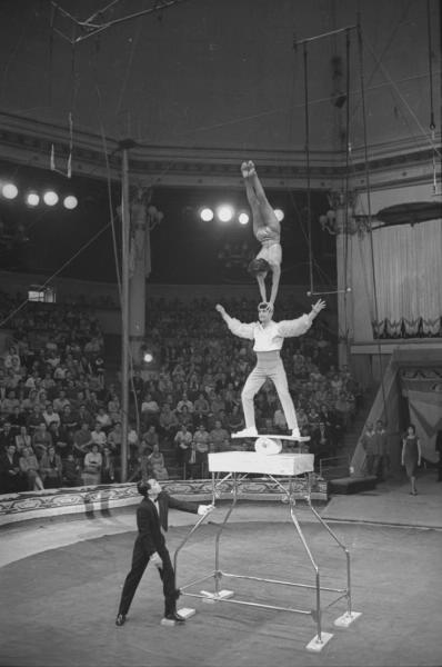 Эквилибристы на арене цирка, 1950-е, г. Москва