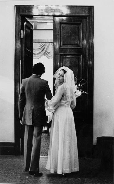 Свадьба, 1970-е. Выставки&nbsp;«10 лучших свадебных фотографий»,&nbsp;«ЗАГС: торжество любви по-советски»&nbsp;и&nbsp;видео «Про любовь», «Роберт Рождественский. "Все начинается с любви"» с этой фотографией. 