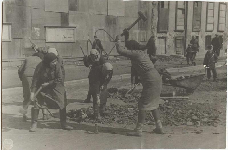 Женщины - дорожные рабочие, 1940-е