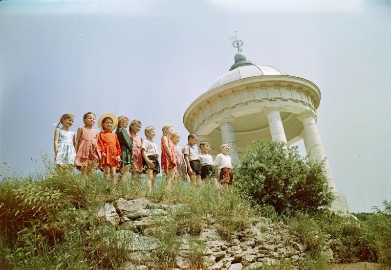 Дети около беседки «Эолофа арфа», 1960-е, Ставропольский край, г. Пятигорск
