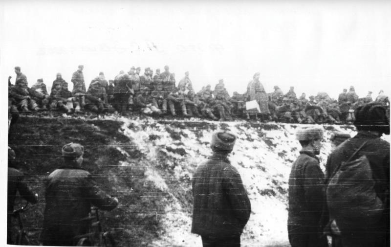 Пленные немцы в Будапеште в ожидании переправы через Дунай, февраль 1945, Венгрия, г. Будапешт