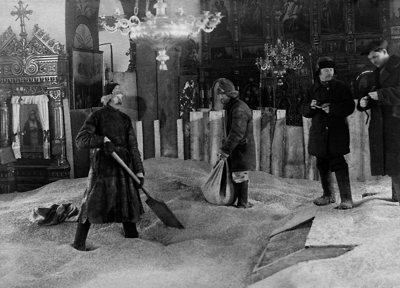 Зернохранилище в православном храме, 1920-е. Выставки&nbsp;«Великий перелом»&nbsp;и&nbsp;«В храме» с этой фотографией.