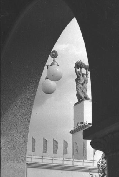 ВСХВ. Скульптура «Тракторист и колхозница», 1939 год, г. Москва