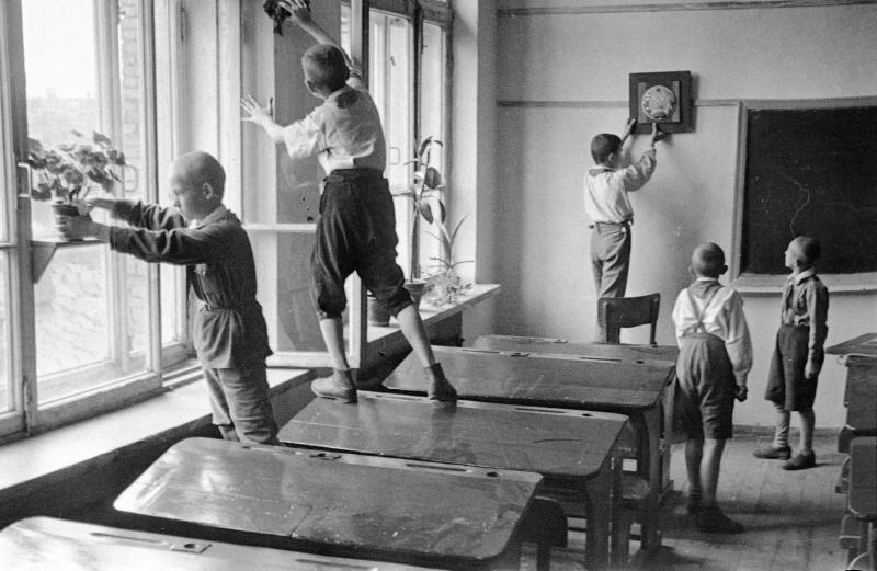 Уборка класса, 1943 год. Выставка «Дети Великой Отечественной» с этой фотографией.