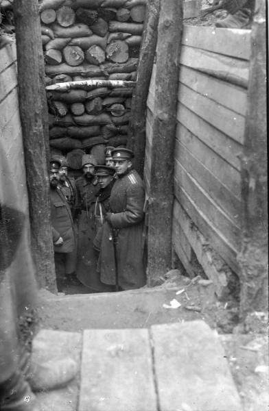 Духовщинский полк. Английские гости на позиции, 1916 год. 267-й пехотный Духовщинский полк составлен по мобилизации 18 июля 1914 года. Дислоцировался в Новгородской губернии, в Грузино. Осенью 1914 года полк был включен в состав Петроградского военного округа. До октября 1914 года дислоцировался в Охте, затем был направлен на Северо-Западный фронт.