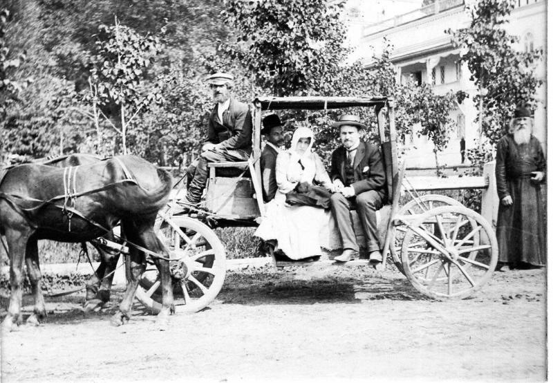 Группа людей в повозке, 1910-е
