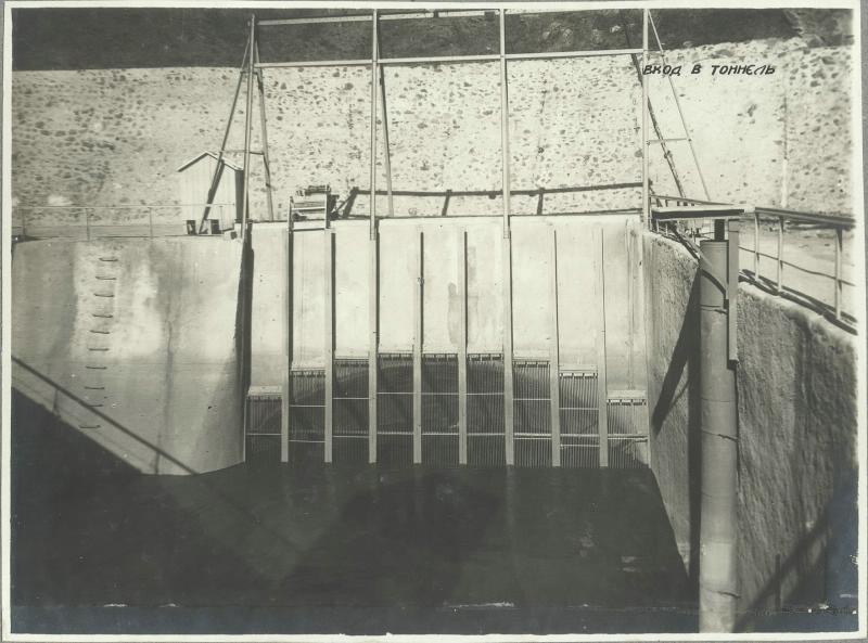 Вход в тоннель, 1930-е, Армянская ССР, с. Дсех. Дзорагетская ГЭС. Строительство было начато в 1927 году. Первый гидроагрегат станции пущен 15 ноября 1932 года, второй и третий гидроагрегаты введены в эксплуатацию в 1933 году.