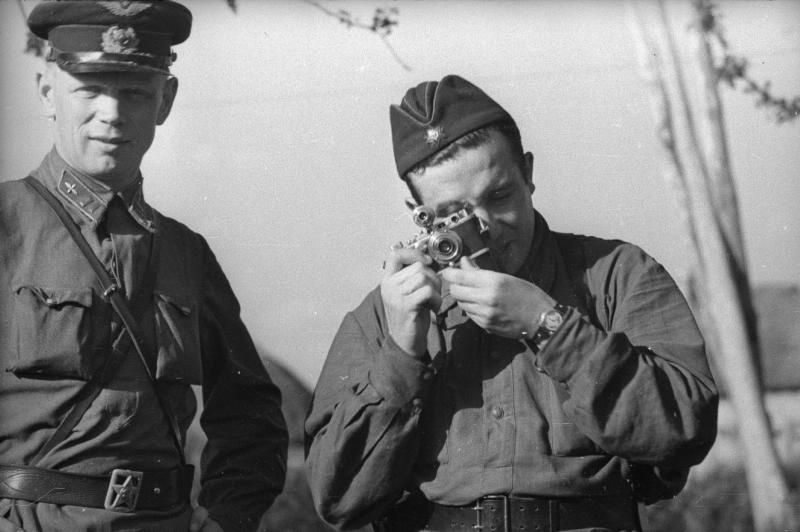 Офицер и солдат с фотоаппаратом, 1941 - 1943, Германия