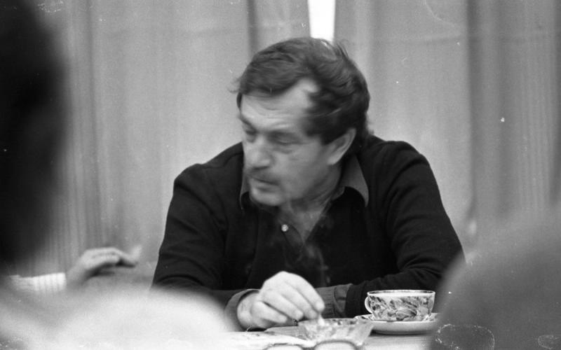 Фото "Василий Аксенов в редакции журнала «Юность»", 1990 год, г. Москва ...