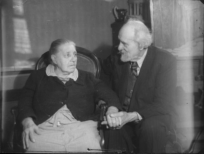 Художник Василий Бакшеев с супругой, 1952 год. Авторство снимка приписывается Л. Иванову.