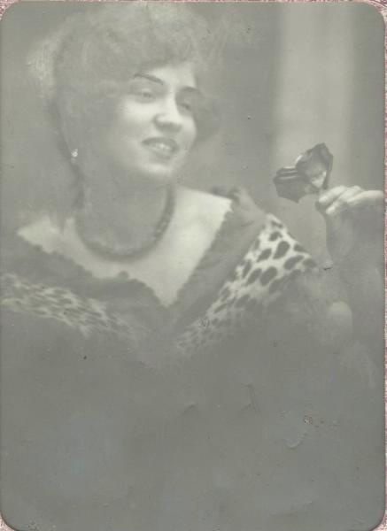 Портрет женщины с розой в руке, 1920-е