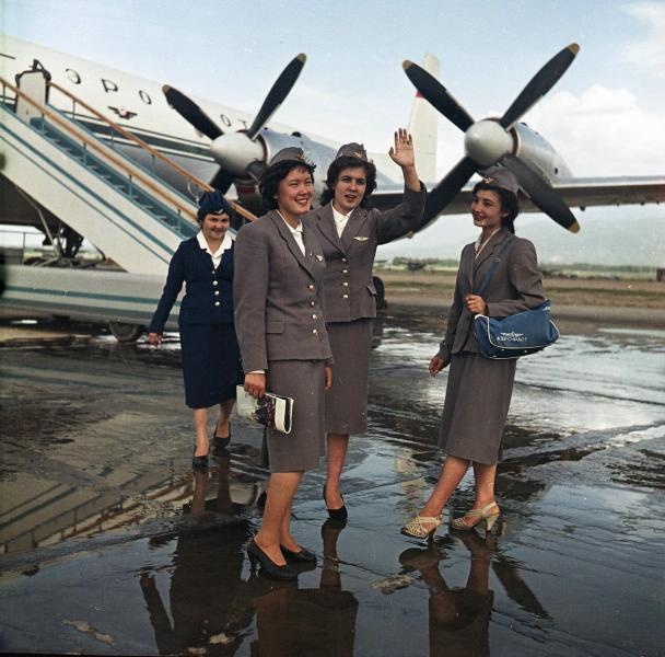 Девушки-бортпроводницы, 1961 год, Казахская ССР, г. Алма-Ата. Выставка «Небо. Самолет. Девушка» с этой фотографией.&nbsp;