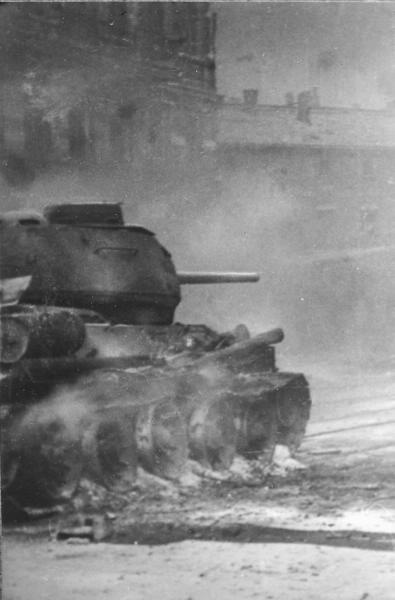 Танк Т-34 на улице города, 1944 - 1945