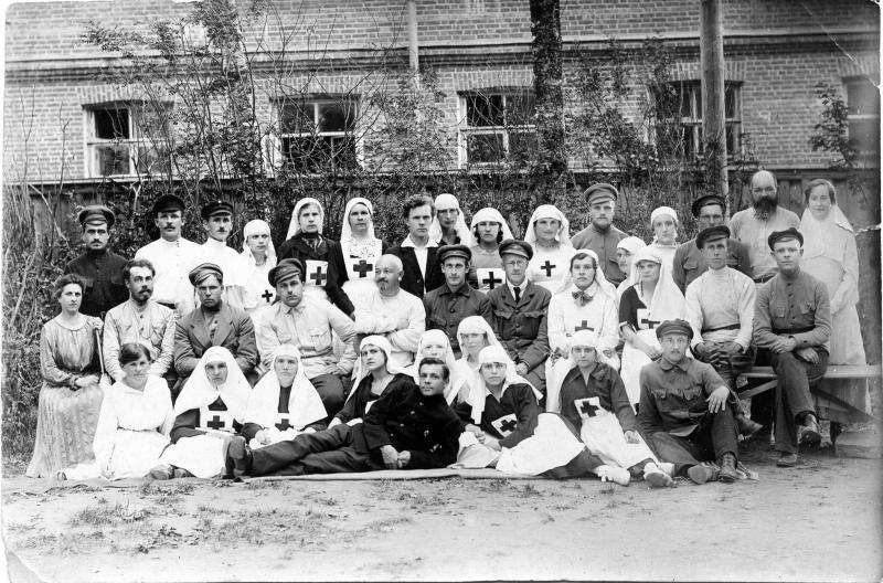 Групповой портрет сестер милосердия и санитаров Александровской больницы в Санкт-Петербурге, 1910-е, г. Санкт-Петербург