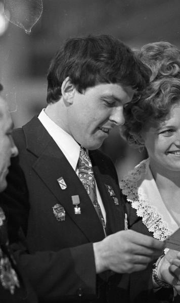 В фойе Дворца съездов во время проведения XXV съезда КПСС, 1976 год, г. Москва. Бригадир монтажников-бетонщиков строительно-монтажного поезда управления «Ангарстрой» Леонид Казаков и Герой Социалистического Труда токарь Новокраматорского машиностроительного завода имени Ленина Зинаида Кондрашова.