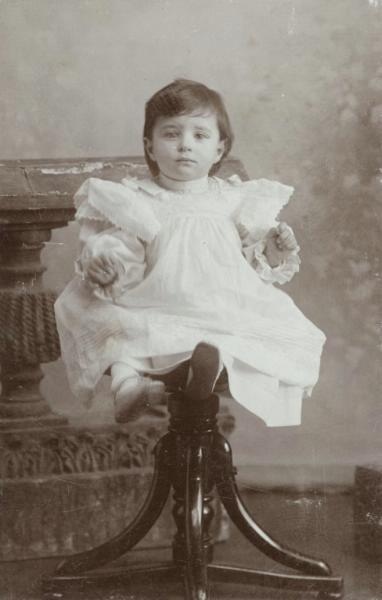 Портрет маленькой девочки в пышном белом платье, 1900-е
