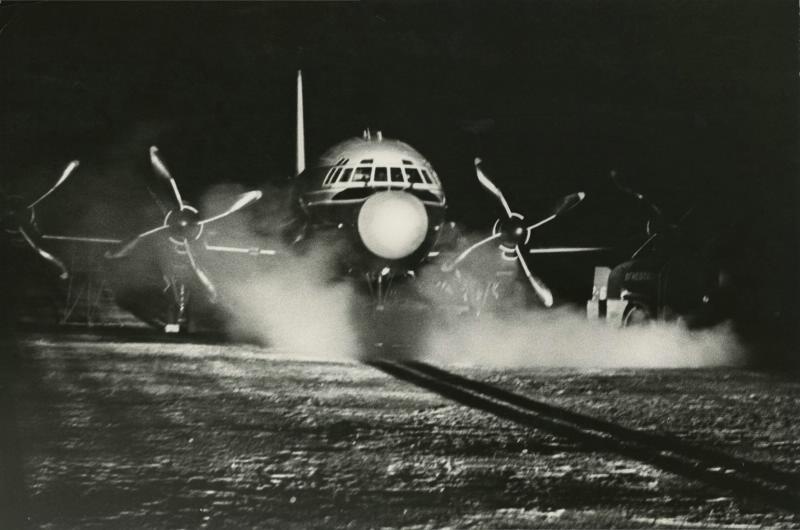 Самолет ИЛ-18 в аэропорту Тикси, 1960 год, Якутская АССР, пгт. Тикси. Выставки&nbsp;«Небо. Самолет. Девушка»&nbsp;и «Саха» с этой фотографией.