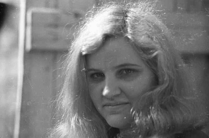 Портрет девушки, 1974 год, Иркутская обл., Усть-Кутский р-н, пос. Звездный. Выставка «Советские блондинки» с этой фотографией.