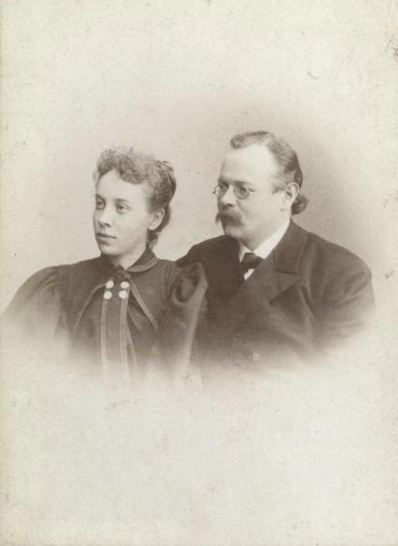 Портрет мужчины и женщины, 1910 - 1915, Лифляндская губ., г. Юрьев. Альбуминовая печать.
