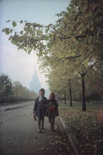 Две девочки-дошкольницы на Ленинских горах, 1965 - 1969, г. Москва. Выставка «15 лучших фотографий Ивана Шагина» с этой фотографией.