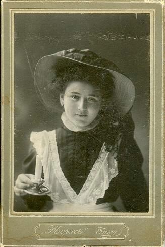 Портрет девочки в шляпке со свечой в руке, 1910-е, Бакинская губ., г. Баку. Выставка «Свеча горела...» с этой фотографией.