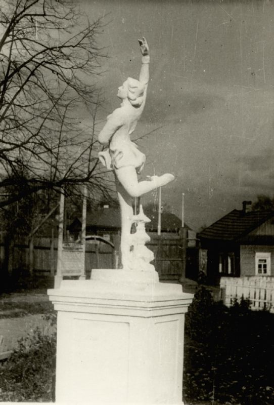 Новая скульптура городского стадиона, 1954 год, г. Череповец и Череповецкий район. Выставка «Советские скульптуры» с этой фотографией.