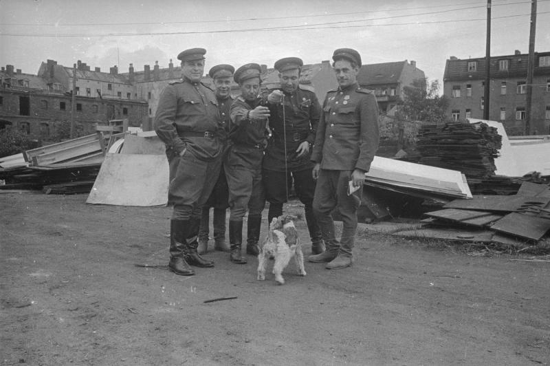 Советские офицеры в Берлине, 1945 год, Германия, г. Берлин