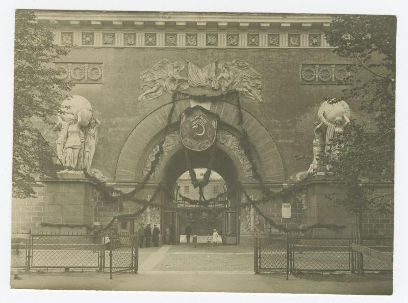 Адмиралтейство, 1918 - 1919, г. Петроград. Выставка «Главное Адмиралтейство» с этой фотографией.&nbsp;Скульптурное убранство башни Адмиралтейства включает в себя композицию «Нимфы, несущие земную сферу».