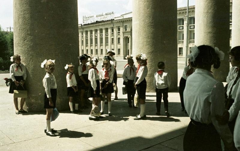 Пионеры у Дворца культуры, 1967 год, Волгоградская обл., г. Волжский