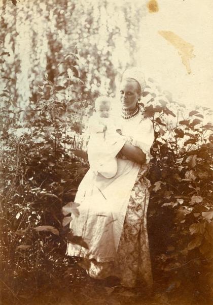 Женщина с ребенком, 1900-е