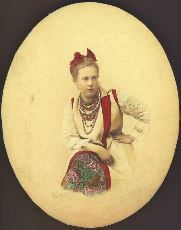 Портрет Ольги Дмитриевны Тютчевой в малороссийском костюме, 1884 - 1890. Выставка «В красной фуражке» с этой фотографией.