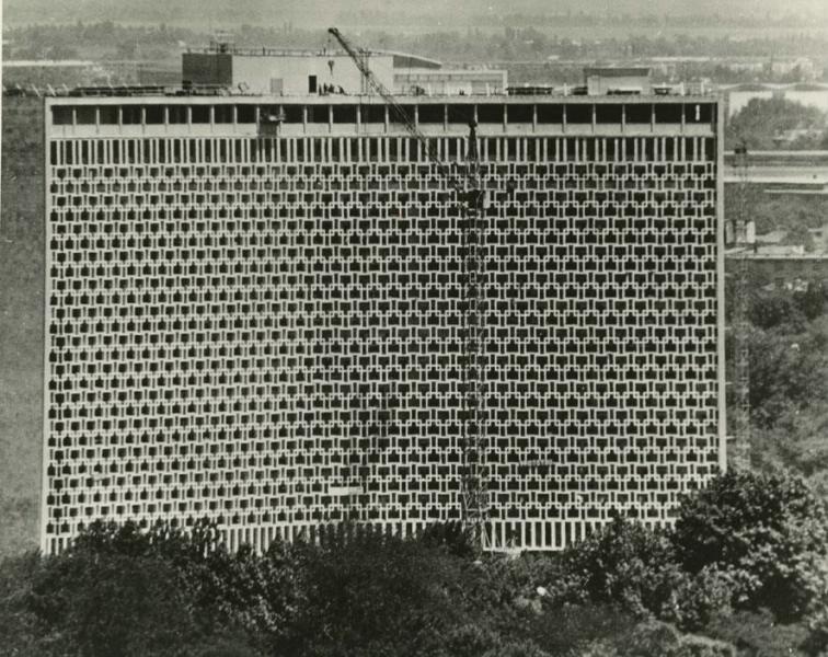Возведение здания гостиницы «Узбекистан», 1974 год, Узбекская ССР, г. Ташкент, ул. Мусаханова, 45. Здание гостиницы возведено в 1974 году.