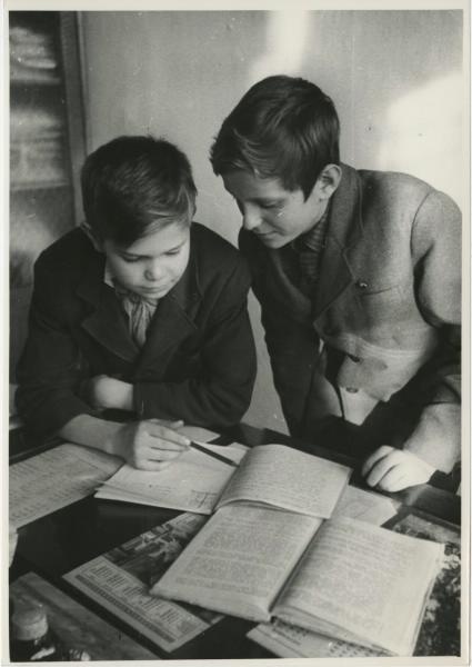 Ученики школы № 28 города Красноярска Иван и Владимир Пустоваловы, 1958 год, г. Красноярск