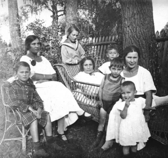 В палисаднике, 1910-е. Дама слева — А. Н. Авдонина.