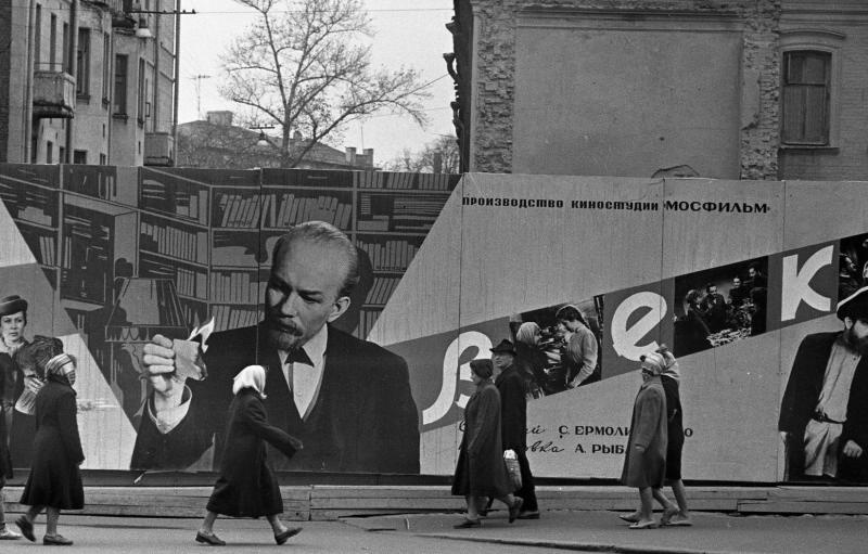 Киноафиши на улице Москвы, 1961 год, г. Москва. Афиша фильма «В начале века».&nbsp;Выставка «Афиши XX века» с этим снимком.
