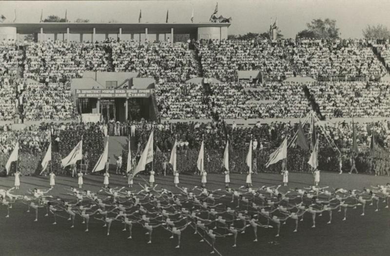 Студенты Института физкультуры на стадионе «Динамо», 1936 год, г. Москва