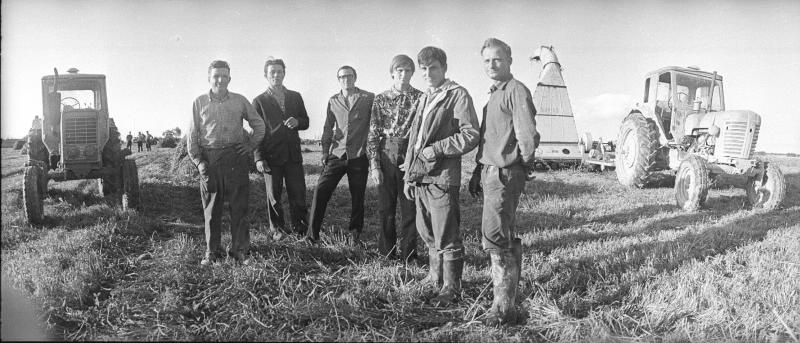 Механизаторы в поле, 1975 год, Смоленская обл.