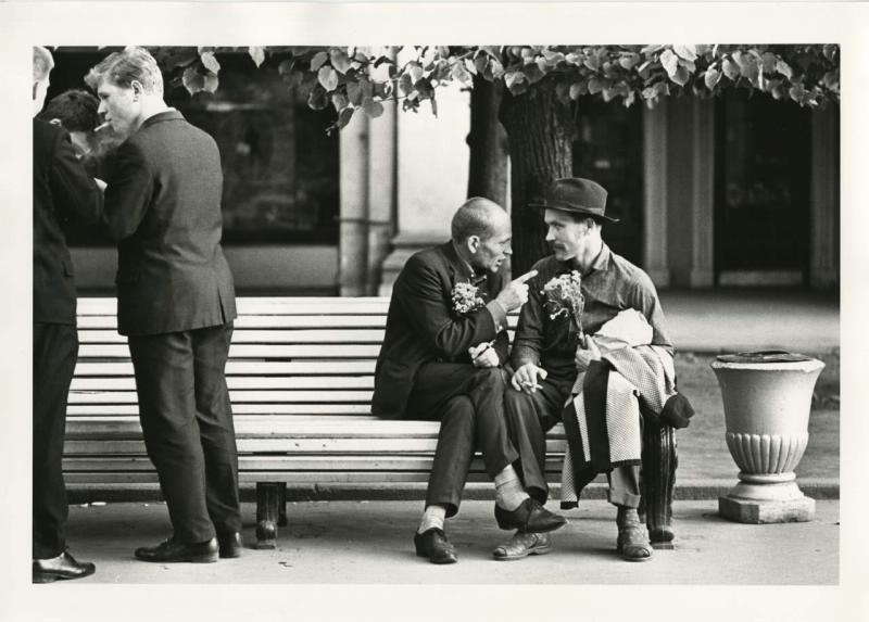На лавочке, 1965 год, г. Ленинград. Выставка «Говорить на одном языке» с этой фотографией.