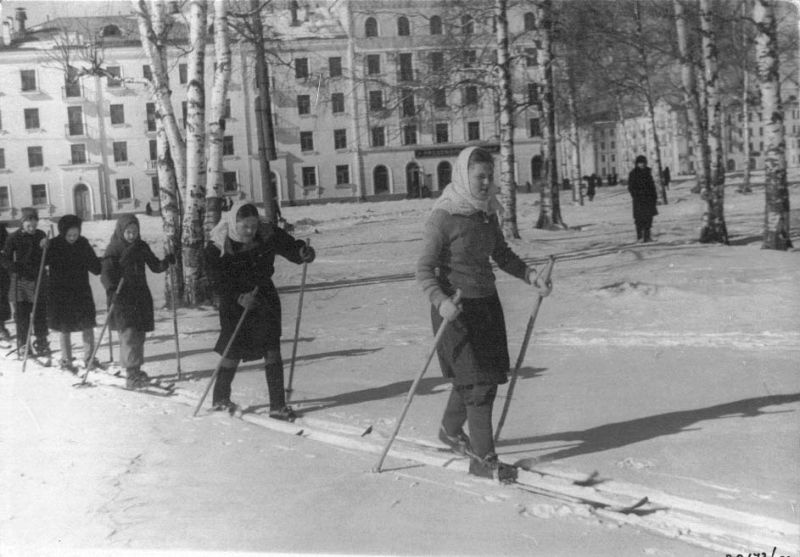 Ученики школы им. В.В. Верещагина на лыжной прогулке, март 1954, г. Череповец и Череповецкий район. Выставка «Март. Весну не остановить» с этой фотографией.