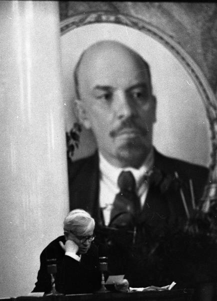 Ученый на фоне портрета Владимира Ленина, 1963 - 1964, г. Москва